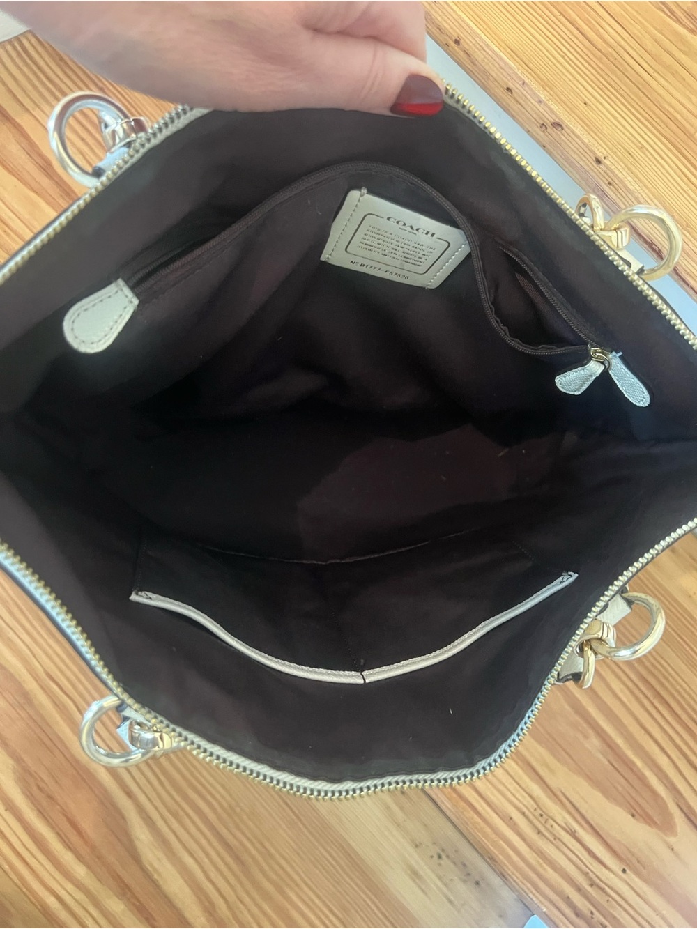 Coach Cream Leather Shoulder Tote with Gold Hardware - Picture 5 of 7
